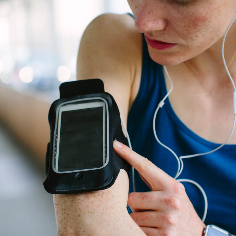 Sports Armband Phone Holder – Sweat-Resistant, Touchscreen Sleeve with Card Slot – Adjustable Fit for iPhone & Samsung